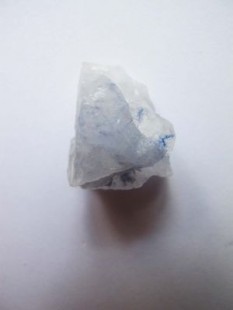 Дюмортьерит в кварце, природный кристалл