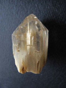 Амфиболовый кристалл цитрина