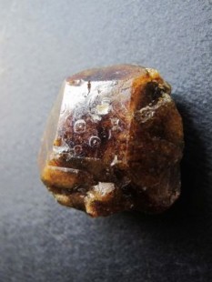 Аксинит, природный кристалл