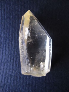 Лемурийский кристалл звездного семени Золотой Целитель, с шифром, апертурой и окном, таблитчатый