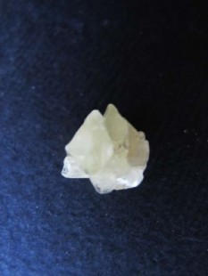 Бразилианит, природный кристалл