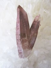V-кристалл кварца с гематитовым покрытием